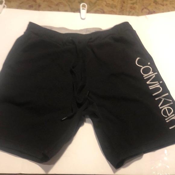 Woman’s tech jersey Calvin Klein stretch shorts - Picture 2 of 9